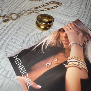 •• 🆕 ON TREND Chic Gold Women's Ring Sz 8
Tarnish Free/Hypoallergenic/Waterproof